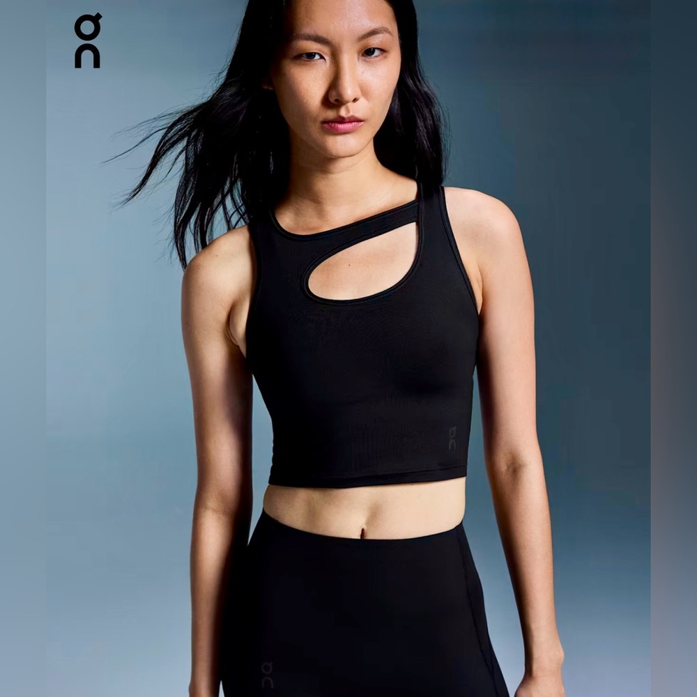 On Running Women’s Studio Cut-Out Sleeveless Crop Tank Black
